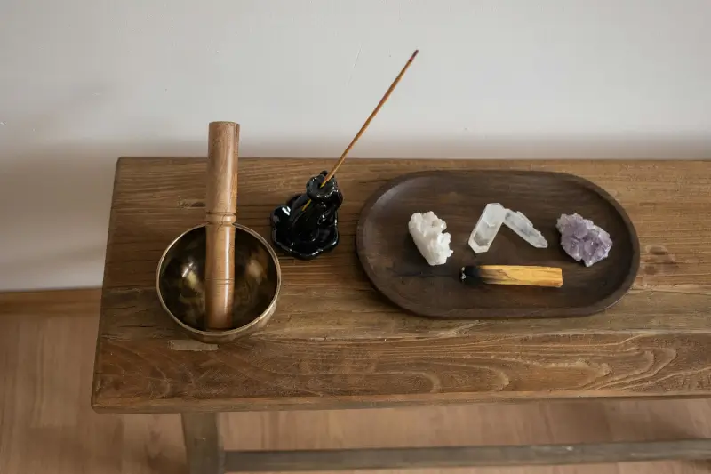 Amethyst-Rohsteine, harmonisch arrangiert; violette Kristalle, minimalistische Komposition für Achtsamkeit.