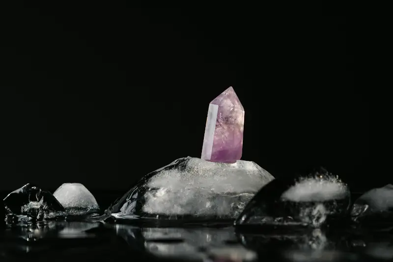 Mehrere Amethyste, ruhig angeordnet; geeignet als visuelle Unterstützung für Meditationspraxis im Alltag.