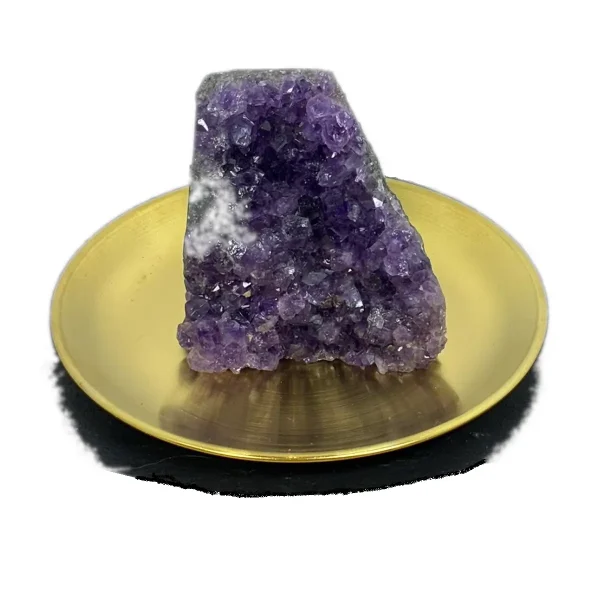 Großer Amethyst-Cluster; langgezogene Form mit funkelnden Spitzen, geeignet für Sideboard oder Fensterbank.