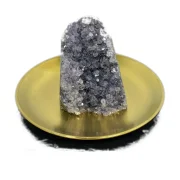 Großer Amethyst-Cluster; unregelmäßige Rohkante, tiefe Kristallhöhle, dekoratives Einzelstück.