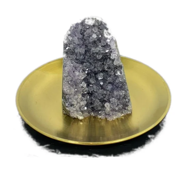 Großer Amethyst-Cluster; unregelmäßige Rohkante, tiefe Kristallhöhle, dekoratives Einzelstück.