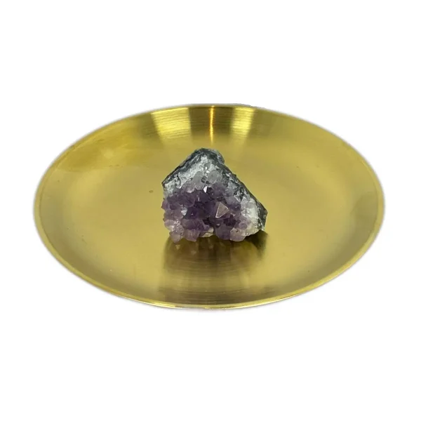 Kleiner Amethyst-Cluster als Rohdruse; detailreiche Spitzen in tiefem Violett, handliches Einzelstück für den Meditationsaltar.