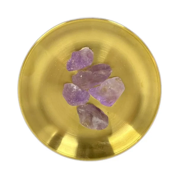 Kleines Arrangement aus Amethyst-Rohsteinen in violett, natürliche Rohdrusen für Meditation und Achtsamkeit, Produktaufnahme.