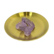 Zweites Arrangement kleiner Amethyst-Rohsteine; natürliche Kristalle, ruhige Komposition auf hellem Hintergrund für Meditation.
