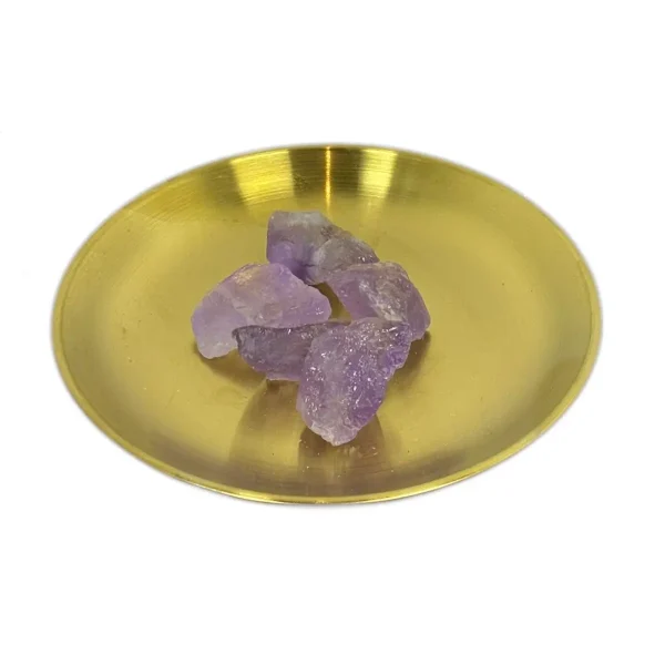Zweites Arrangement kleiner Amethyst-Rohsteine; natürliche Kristalle, ruhige Komposition auf hellem Hintergrund für Meditation.