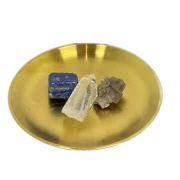 Kristall-Set mit Fluorit, Lapislazuli und Bergkristall in seitlicher Perspektive für Achtsamkeit und Energiearbeit