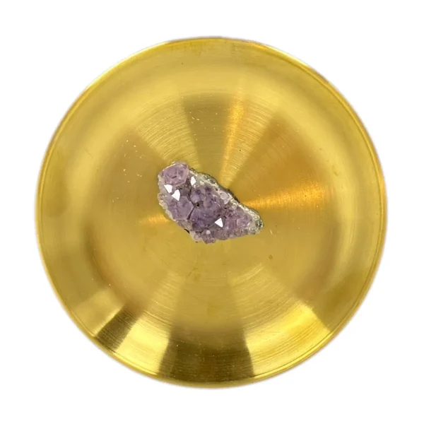 Amethyst-Druse aus dem Schlaf-Kristall-Set als ruhiger Blickpunkt auf dem Nachttisch.