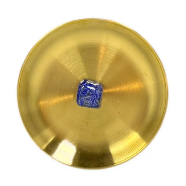 Lapis-Lazuli Trommelstein aus dem Schlaf-Kristall-Set, Nahaufnahme mit feinen Pyritsprenkeln.