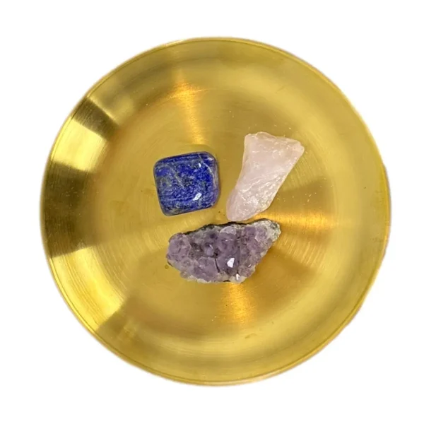 Schlaf-Kristall-Set mit Lapis Lazuli, Amethyst-Druse und Rosenquarz auf dem Nachttisch – für das Abendritual.