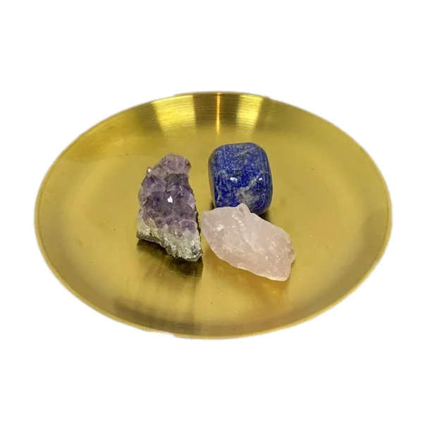 Lapis, Amethyst und Rosenquarz gemeinsam in einer Keramikschale – das Schlaf-Kristall-Set im Überblick.