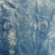 Detailansicht des Baumwollstoffes des blau gefärbten Meditationkissens