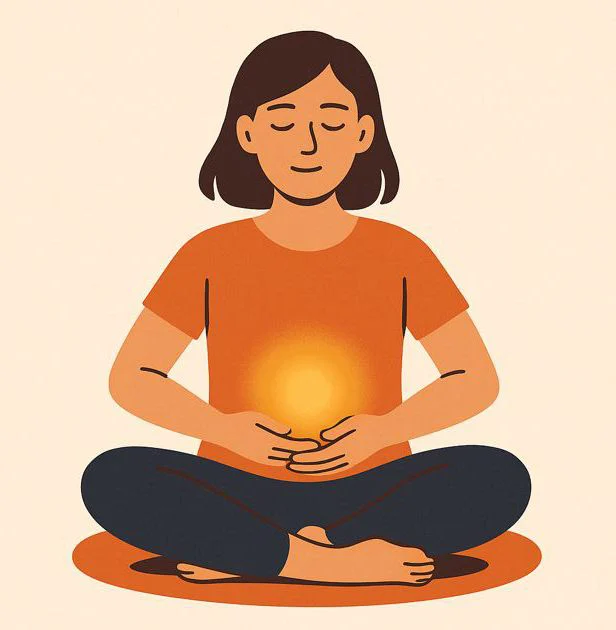 Person sitzt ruhig, Hände auf dem Unterbauch, konzentriert sich auf den Atem, um innere Balance zu finden.