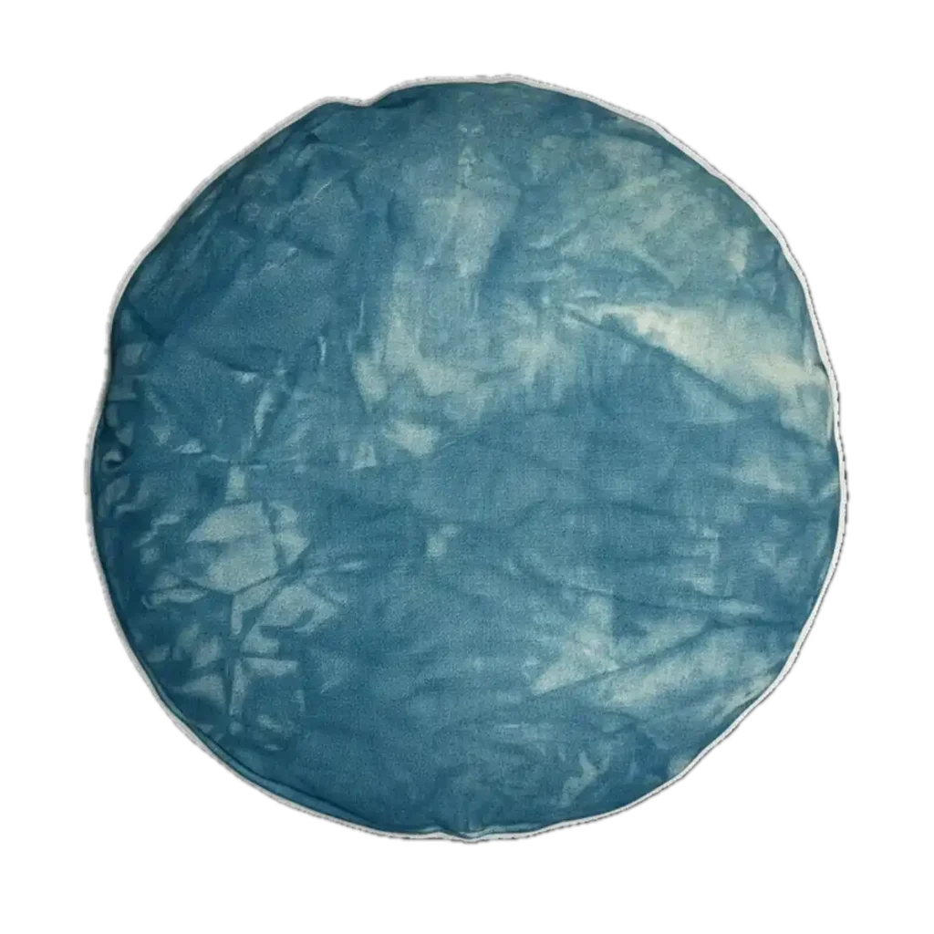 blaues Meditationskissen oben mit Indigo gefärbt