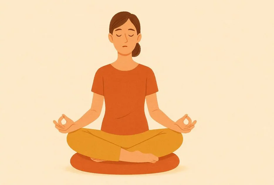 Frau in entspannter, aufrechter Sitzhaltung meditiert auf einem Kissen, die Hände im Gyan-Mudra.