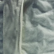 Nahaufnahme des Reißverschlusses am weißen Meditationskissen; saubere Nähte, robuste Verarbeitung