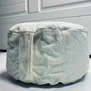 Seitenprofil des weißen Meditationskissens; zeigt ergonomische Sitzhöhe für aufrechten, entlasteten Sitz.