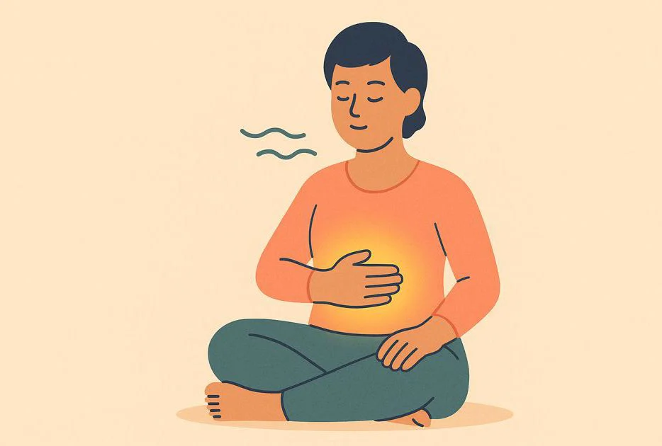 Person praktiziert Bauchatmung mit Hand auf dem Solarplexus, visualisiert gelbes Licht, symbolisiert Stressabbau