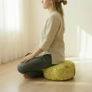 Solarplexus Meditationskissen in Gelb mit Naturfüllung – für aufrechten Sitz