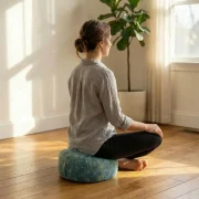 Vishuddha Clarity Blaues Meditationskissen für das Kehlchakra – ruhige Stimme, klarer Sitz