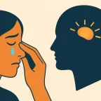 Nahaufnahme einer Hand, die eine Träne abwischt, symbolisiert den Umgang mit Emotionen.