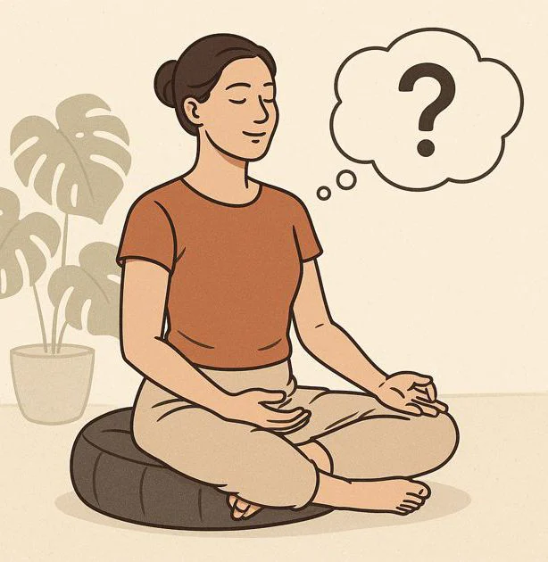 Fokus auf ein Meditationskissen und eine entspannte Person in Meditationshaltung, die Ruhe ausstrahlt.