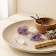 Rohsteine aus Amethyst und Klarstein auf einem Teller, ideal für Meditation und spirituelle Praktiken.
