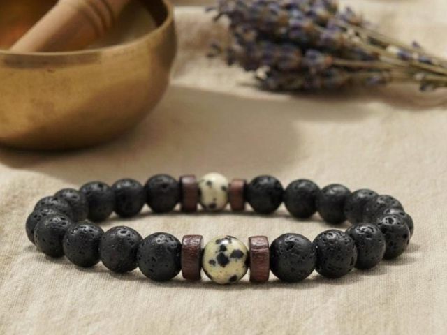 Detailaufnahme des Anti-Stress Armbands aus Lava und Howlith für innere Ruhe.