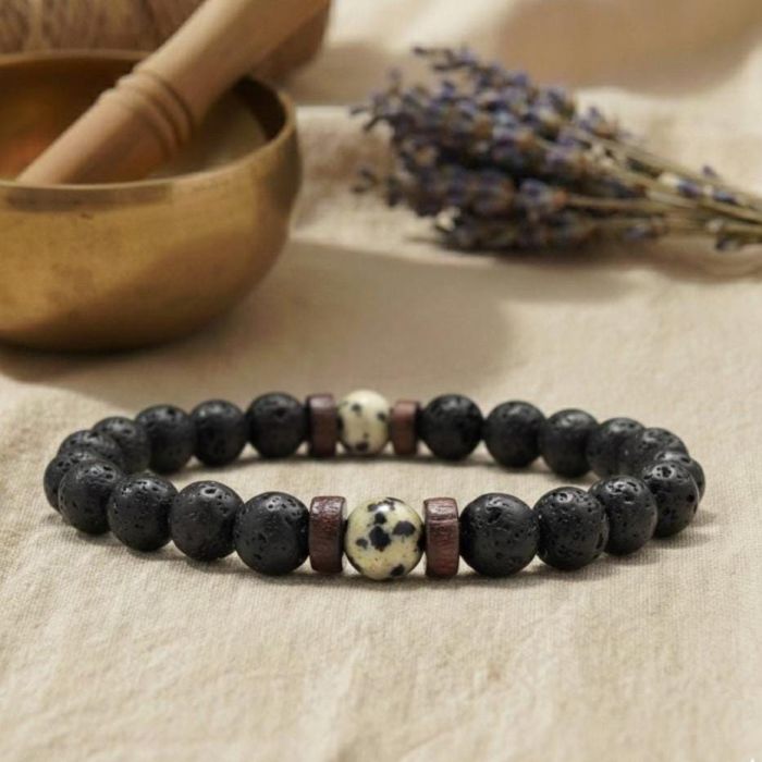 Detailaufnahme des Anti-Stress Armbands aus Lava und Howlith für innere Ruhe.