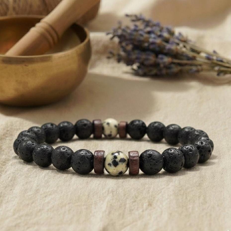 Detailaufnahme des Anti-Stress Armbands aus Lava und Howlith für innere Ruhe.