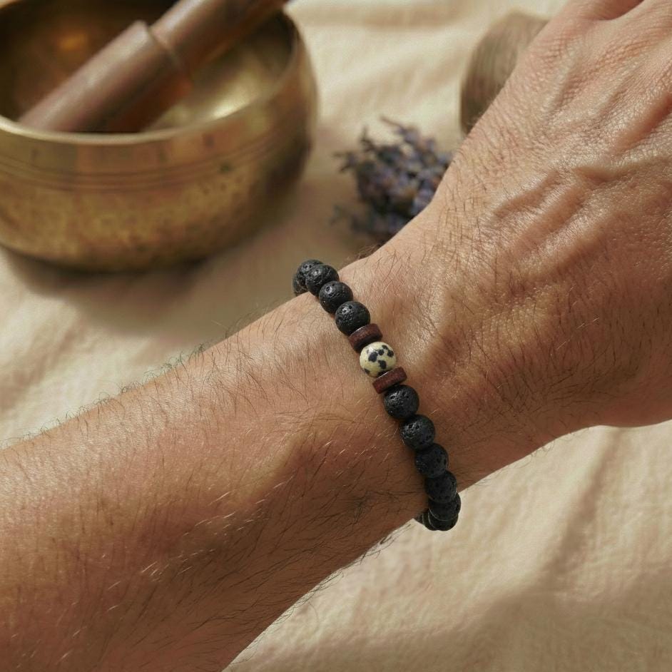 Detailaufnahme des Anti-Stress Armbands aus Lava und Howlith am Handgelenk
