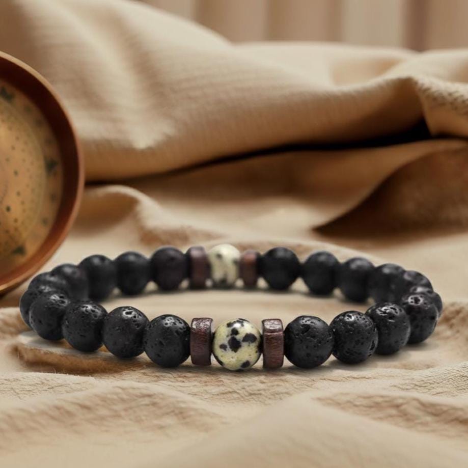 Anti-Stress Armband aus Lava und Howlith auf sanftem Hintergrund