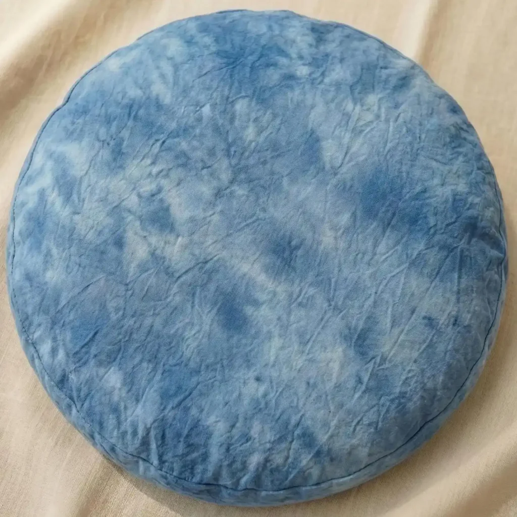 Die Draufsicht des blauen Meditation Yogakissens für Kehlchakra