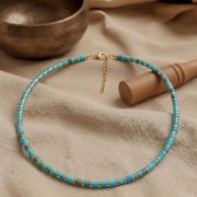 Verstellbare Chakra Kette mit echten Türkis Perlen und goldfarbenem Verschluss.