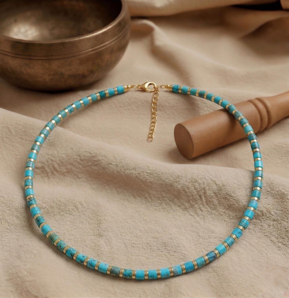 Verstellbare Chakra Kette mit echten Türkis Perlen und goldfarbenem Verschluss.