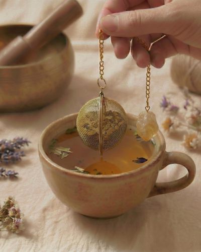 Citrin Tee Ei Edelstahl Gold, Teesieb mit Naturstein Kristall, Geschenk für Lebensfreude & Fülle, Yoga Zubehör, Spirituelles Ritual