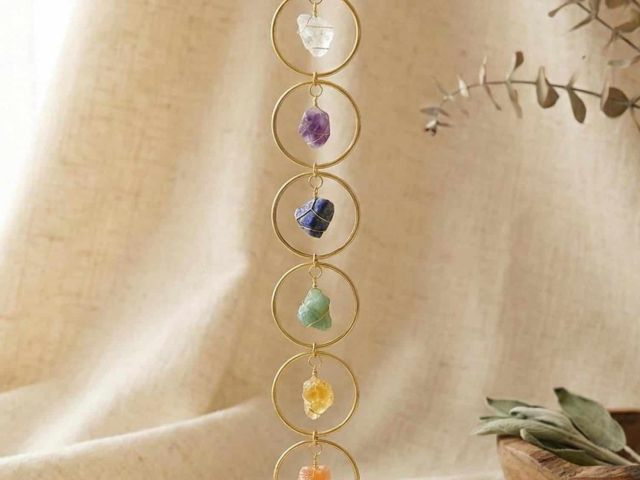 7-Chakra Edelsteinanhänger im Größenvergleich – etwa 45 cm Länge, Steine ca. 2,5 – 3 cm, getragen an einem verstellbaren Band ohne Metallkette.