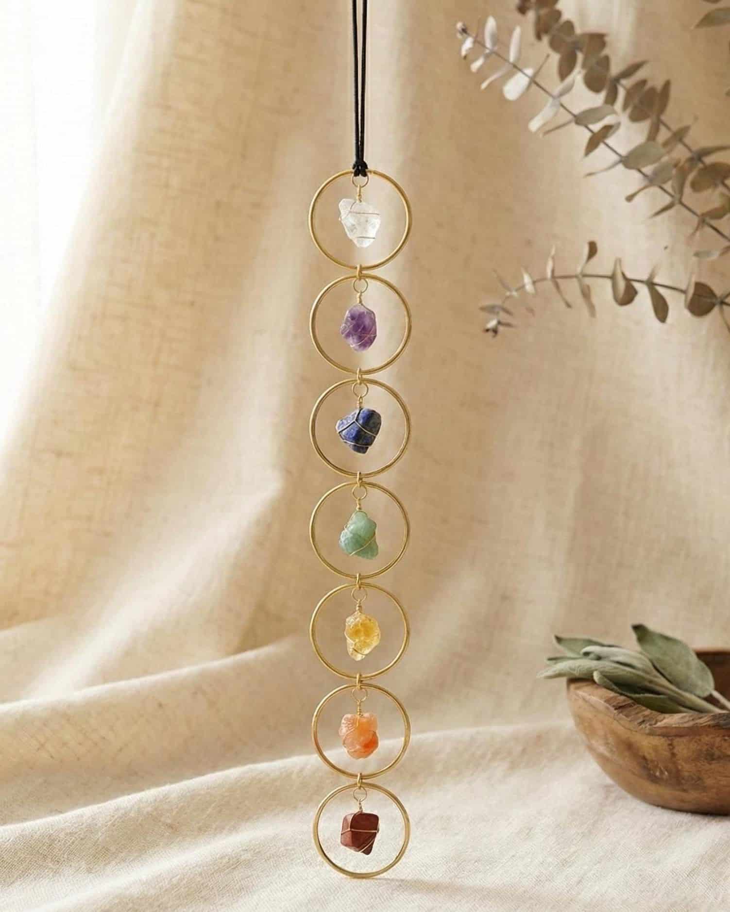 7-Chakra Edelsteinanhänger im Größenvergleich – etwa 45 cm Länge, Steine ca. 2,5 – 3 cm, getragen an einem verstellbaren Band ohne Metallkette.