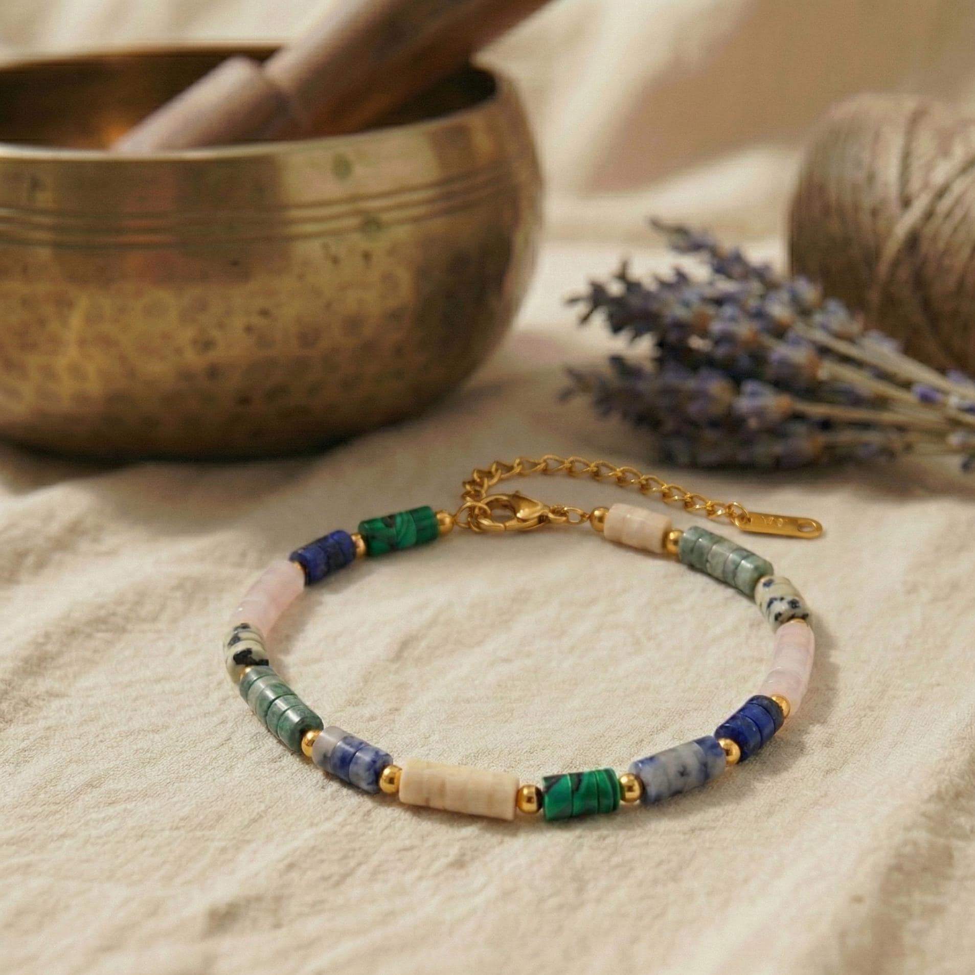 Edelstein Armband mit bunten Naturstein Perlen und 14k Gold im harmonischen Hintergrund