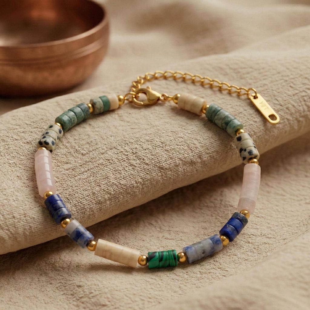 Nahaufnahme eines Edelstein Armbands mit bunten Naturstein Perlen und 14k Gold