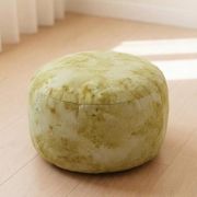Detailaufnahme des gelben Bio Meditationskissens mit pflanzengefärbter Oberfläche.