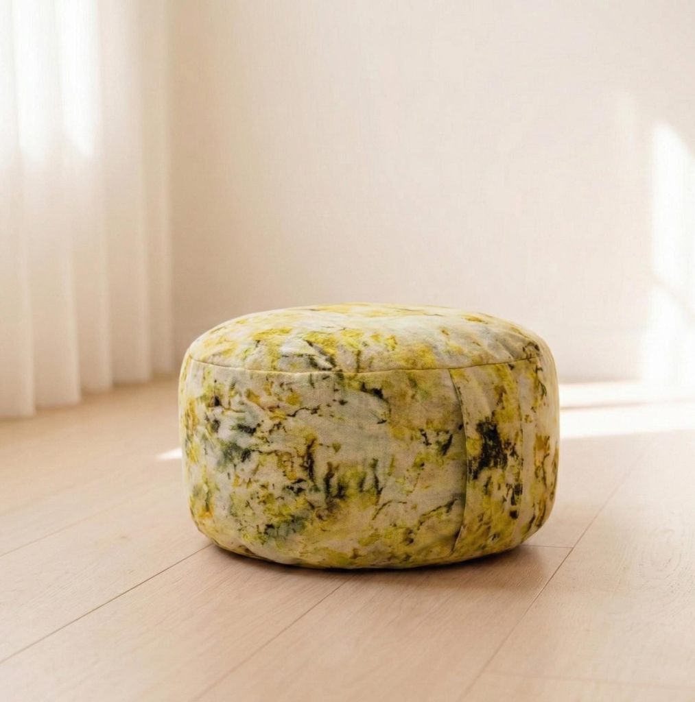 Detailaufnahme des grünen Bio Meditationskissens mit pflanzengefärbter Oberfläche.