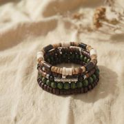 Detailaufnahme des Holz Armband Sets mit Naturperlen in Braun, Grün und Creme