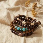Detailaufnahme des Holz Armband Sets mit grünen Akzenten und Naturperlen.