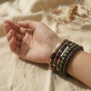Handgelenk mit Holz Armband Set in Braun, Grün und Creme für einen natürlichen Look.