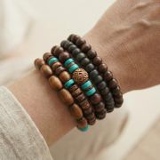 Holz Armband Set mit braunen und blauen Perlen auf einem Handgelenk.
