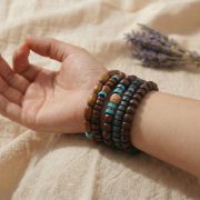 Handgelenk mit Holzarmband Set in Braun, Grün und Creme, ideal für Boho-Look.
