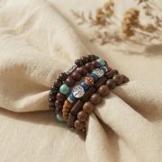 Holz Armband Set mit blauen Akzenten auf beigem Stoff