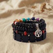 Holz Armband Set mit bunten Akzenten und Baum-Anhänger auf beigem Hintergrund