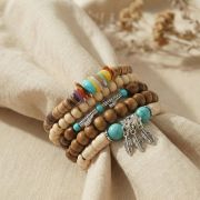 Holz Armband Set mit bunten Akzenten und silbernen Details auf hellem Hintergrund.