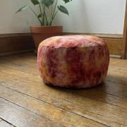 Zwei Varianten des runden Meditationskissens nebeneinander: mit Reißverschluss für schnelles Handling und mit traditionellem Kordelzug für individuelles Anpassen – beide handgefärbt, aus veganer Baumwolle gefertigt, gefüllt mit Bio Dinkelspelz, geeignet für Yoga, Zen-Meditation und Achtsamkeit, nachhaltige Auswahl für Menschen, die natürliche Materialien und funktionales Design schätzen.